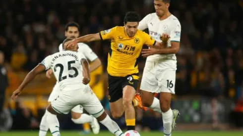 Rodri en duelo contra Raúl Jiménez en la Premier League.
