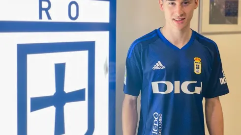Marcelo Flores fue presentado como nuevo jugador del Real Oviedo.