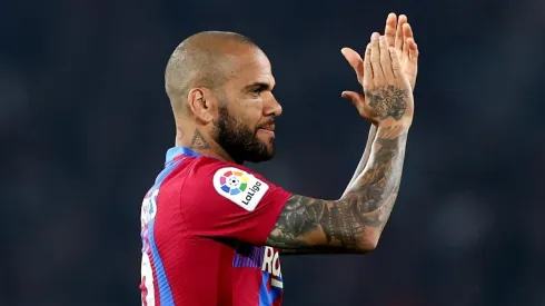 Dani Alves llegó este viernes para firmar el fin de semana su contrato con los felinos
