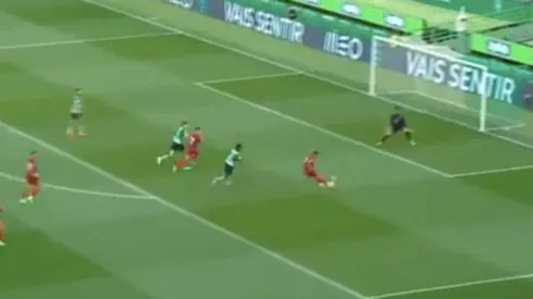 Tecatito marcó el primer gol del Sevilla ante Sporting de Lisboa.