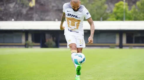 Dani Alves en su presentación con Pumas.
