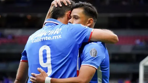 Santi Giménez en abrazo con Ángel Romero.