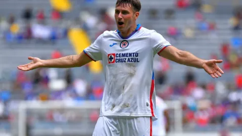 Santi Giménez ya está en Países Bajos.