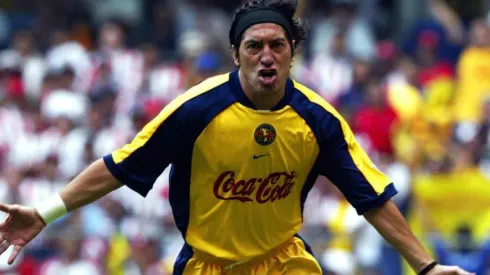 Iván Zamorano celebra un gol con la camiseta del América.
