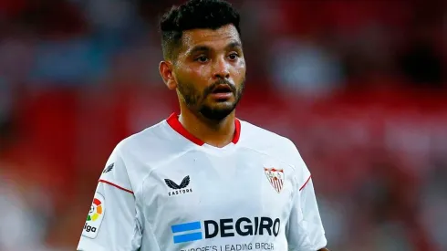 Sevilla ficha un compañero cinco estrellas para Tecatito Corona