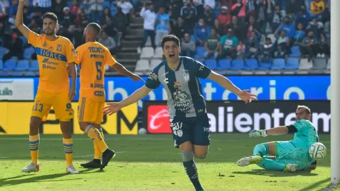 Nicolás Ibáñez celebra su primer gol ante Tigres.
