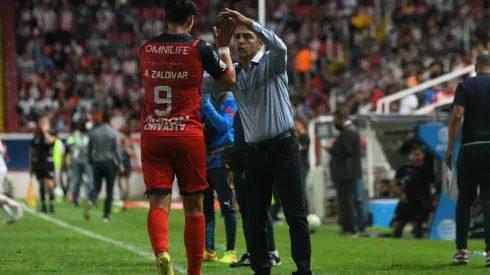 Zaldívar celebra junto a Cadena uno de sus goles ante Necaxa.
