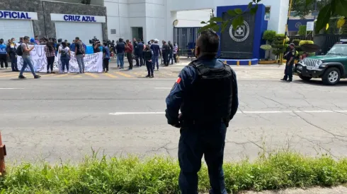 La afición se presentó en la práctica para recriminar al plantel.
