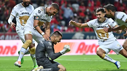 La emoción de Julio González tras convertir el primer gol de su carrera.
