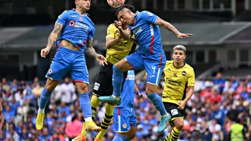 La afición de Cruz Azul reprobó a Domínguez y Baca.