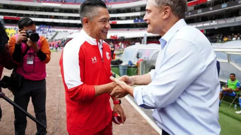 Diego Aguirre en saludo con Nacho Ambriz, actual entrenador del Toluca.
