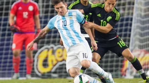 Lionel Messi y Andrés Guardado en un amistoso entre Argentina y México.
