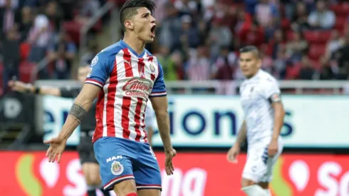 Alan Pulido en su paso por Chivas.
