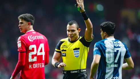 Haret Ortega, del Toluca, y Nicolás Ibáñez, del Pachuca, en el partido de ida de la final.
