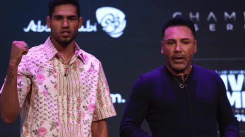 La última advertencia de Oscar De La Hoya a Dmitry Bivol: "Zurdo no es Canelo"