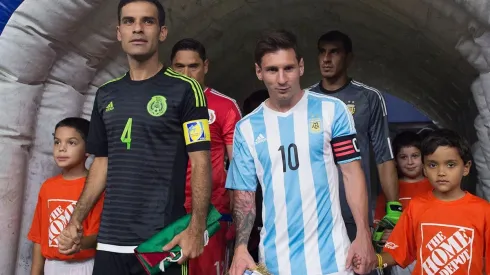 Rafael Márquez y Lionel Messi en un amistoso entre México y Argentina.
