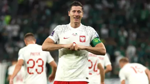 Fan del éxito: Tras el gol de Lewandowski, un saudí se sacó la playera de su país y mostró la de Polonia