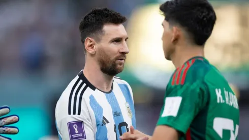 El saludo entre Lionel Messi y Kevin Álvarez.
