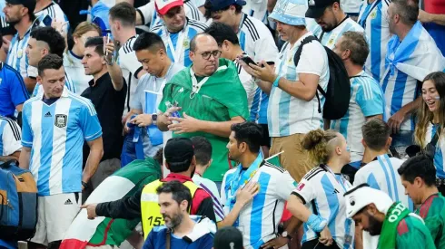 Exjugador de Chivas casi se pelea en las tribunas del Estadio Lusail.
