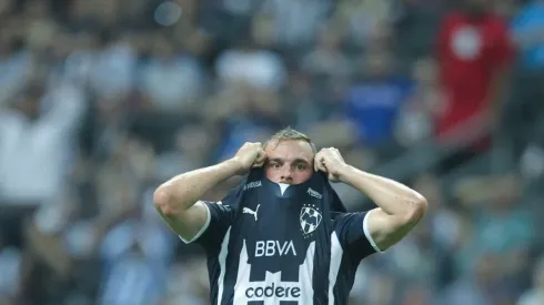 Janssen en lamento con la camiseta de Rayados.