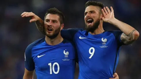 Giroud sorprendido por Gignac.
