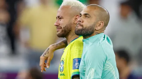 Dani Alves consuela a Neymar tras la eliminación de Brasil en Qatar 2022.
