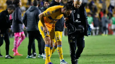 André-Pierre Gignac con nauseas después de recibir el balonazo en la cabeza.
