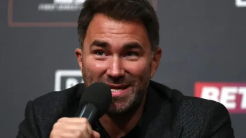 Eddie Hearn le da malas noticas Canelo Álvarez.
