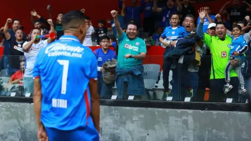 Antuna celebró con los aficionados su gol a Rayados.
