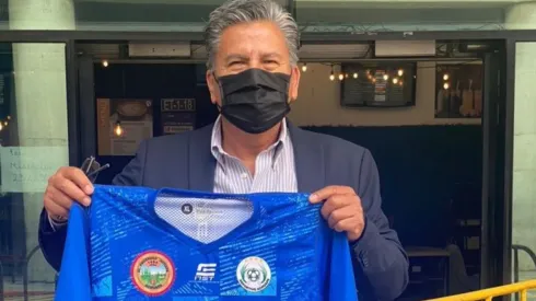 Raúl Arias con el jersey del Deportivo Achuapa de Guatemala.
