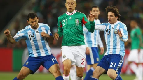 Adolfo Bautista contra Javier Mascherano y Lionel Messi en el Mundial Sudáfrica 2010.
