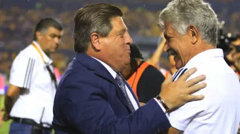 Miguel Herrera y Ricardo Ferretti en un partido de la Liga MX.
