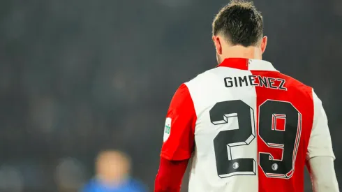 El jersey de Santiago Giménez podría ser muy valioso para damnificados de Turquía.
