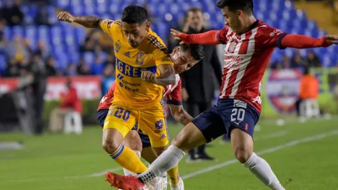 Javier Aquino, de Tigres, contra Fernando Beltrán, de Chivas.
