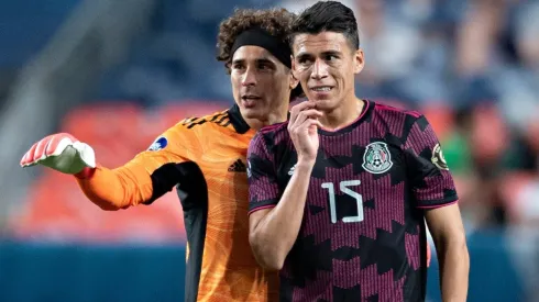 Guillermo Ochoa y Héctor Moreno en selección mexicana en 2021.
