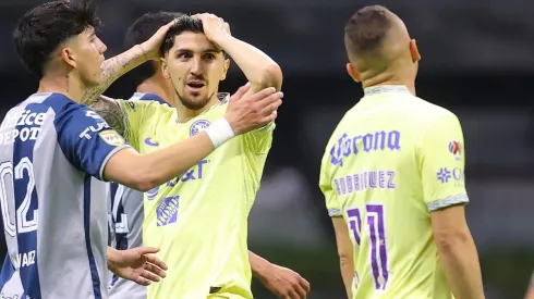 Víctor Valdés y Jonathan Rodríguez no dan crédito a la derrota ante Pachuca.
