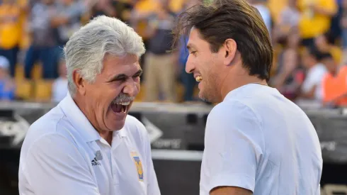 Ricardo Ferretti, en aquel entonces entrenador de Tigres, saludando a Bruno Marioni, de Pumas.
