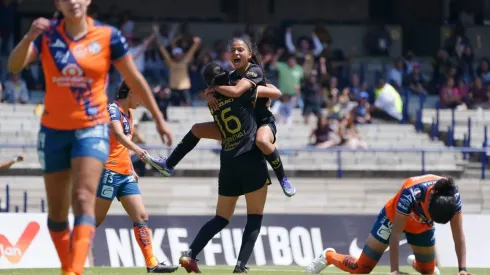 Samantha López en el festejo de su gol.