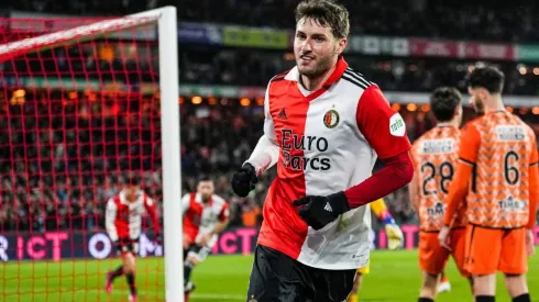 Santi Giménez convirtió otro golazo con el Feyenoord
