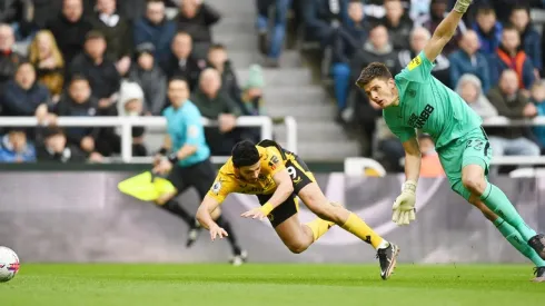 Raúl Jiménez reclamó un penal que no le dieron y los Wolves cayeron en su visita a Newcastle