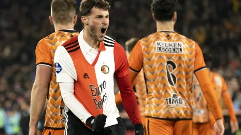 Santiago Giménez convirtió contra el Volendam