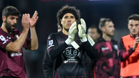 Guillermo Ochoa of US Salernitana greets the fans during the Serie A match between US Salernitana 1919 and Bologna at St
