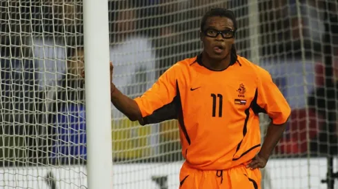 Edgar Davids of Holland standing by the post waiting for a corner
