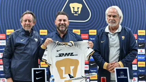 Mohamed fue presentado como nuevo DT de Pumas
