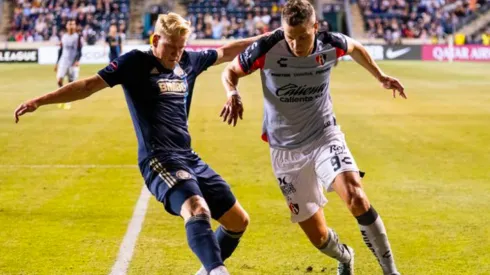 Julio Furch en duelo con un defensa del Philadelphia Union.
