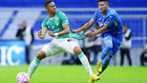 Yairo Moreno, del León, y Uriel Antuna, del Cruz Azul.
