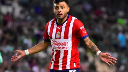 Así fue el pelotazo de Alexis Vega a un aficionado en Chivas vs. León
