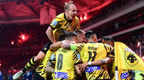 AEK Atenas sumó una victoria crucial en la pelea por el título.