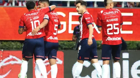 ¡Alerta! Pieza clave de Chivas podría no estar en la Liguilla por COVID19.
