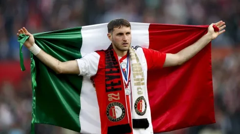 ROTTERDAM – Santiago Gimenez of Feyenoord with the Mexican flag during the Dutch premier league match between Feyenoord
